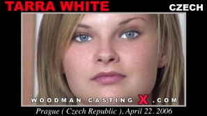Ver Tarra White primer video XXX.  Pierre Woodman desnudarse Tarra White, una chica checa.